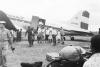 BD/133/744 Airstrip met vliegtuig en (westerse) passagiers