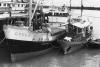 BD/133/789 Aanlegsteiger  met kustvaarder Cycloo,  haven van Hollandia