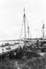 BD/133/791 Aanlegsteiger  met zeilschip Hai Pen,  haven van Hollandia