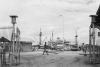 BD/133/792 Zicht op de havenwerf vanaf toegangshek, haven van Hollandia