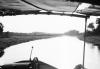 BD/133/859 Blik op een rivier vanuit een boot