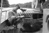 BD/133/885 Westerse jongen poseert met dode casuaris aan boord van een boot