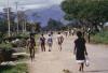BD/285/78 Wandelaars op een weg in Wamena