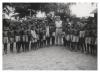 BD/54/51 Hoofd legeraalmoezenier tussen leerlingen Broedersinternaat