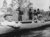 BD/285/130 Twee militairen in prauw