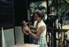 BD/289/59 Verpleegkundige/versloskundige houdt baby in de hand