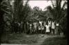 BD/309/397 Groep inwoners uit het dorp Scendi poserend voor de foto