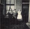 BD/318/46 Groepsfoto van mariniers met ouders in Nederland 