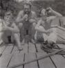 BD/318/53 Mariniers bierdrinkend, twee in zwemkledij