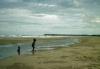 BD/66/113 kinderen aan kust