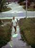 BD/66/122 Westerse man bij trap woning