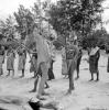 BD/66/377 Nederlandse filmer geeft instructie aan dansers