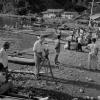 BD/66/379 Nederlandse man filmt aan oever 