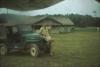 BD/171/249 Man poseert voor een jeep