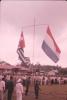 BD/171/25 Een vlag van Indonesie en Papua aan een vlaggenmast temidden van een ceremonie