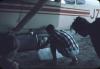 BD/171/260 Man stopt bagage in vliegtuig