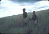 BD/171/270 Man en kind in hoog gras