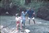 BD/171/280 Man, vrouw en kind lopen door riviertje