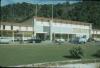 BD/171/306 Groot gebouw met auto's geparkeerd
