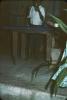 BD/171/319 Vrouw die achter tafel met voedsel staat