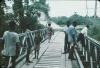 BD/171/329 Mensen staan op brug