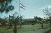 BD/171/367 Vlag aan de top voor een gebouw in Sorong