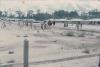 BD/171/453 Dorp met mensen op voorgrond