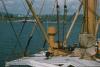 BD/171/482 Boot met haven op achtergrond