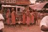 BD/171/540 Moeders met kinderen en auto en fiets op achtergrond