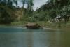 BD/171/565 Boot met rieten dak op rivier