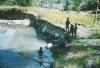 BD/171/79 Kinderen spelen aan de oever van het water