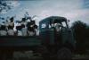 BD/171/1090 Truck met jonge meisjes in laadruimte.