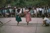 BD/171/1190 Schoolkinderen doen springoefening