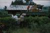 BD/171/1194 Mannen laden kratten in truck