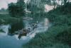 BD/171/1227 Prauw vaart over rivier