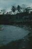 BD/171/1371 Rivier met op oever huis met rieten dak.