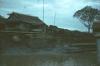 BD/171/1399 Oever rivier met woningen.