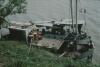 BD/171/1404 Boten gemeerd aan oever rivier.