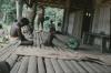 BD/171/1409 Veranda paalwoning met o.m. man en kind.