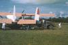BD/171/1523 Vliegtuig NNGLM op landingsplaats.