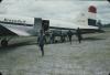 BD/171/1601 Mensen stappen uit vliegtuig Kroonduif