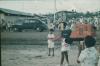 BD/171/625 Kinderen met auto op achtergrond