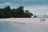 BD/171/681 Man en vrouw wandelen over strand