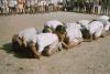 BD/171/695 Kinderen voorovergebogen achter elkaar