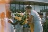 BD/171/704 Lerares krijgt bloemen op school