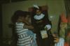 BD/171/885 Kinderen krijgen iets van sinterklaas en zwarte piet
