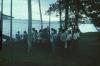BD/171/967 Gezelschap maakt muziek met trommels en fluiten.