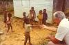 BD/269/1006 Jan blom speelt met kinderen