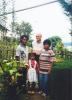 BD/269/1054 Henk Blom in tuin met mensen
