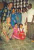 BD/269/1094 Henk Blom binnenshuis met groep